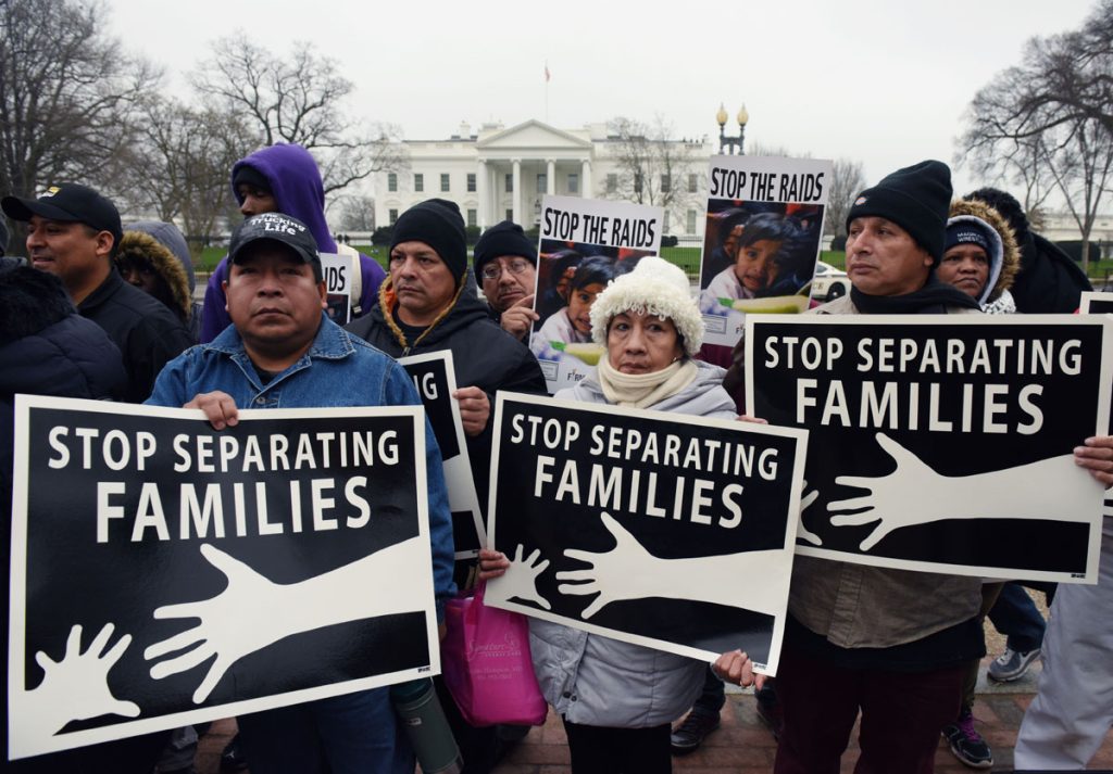 VEINTENA DE SENADORES DEMÓCRATAS PIDE A OBAMA FIN DE REDADAS DE INMIGRANTES
