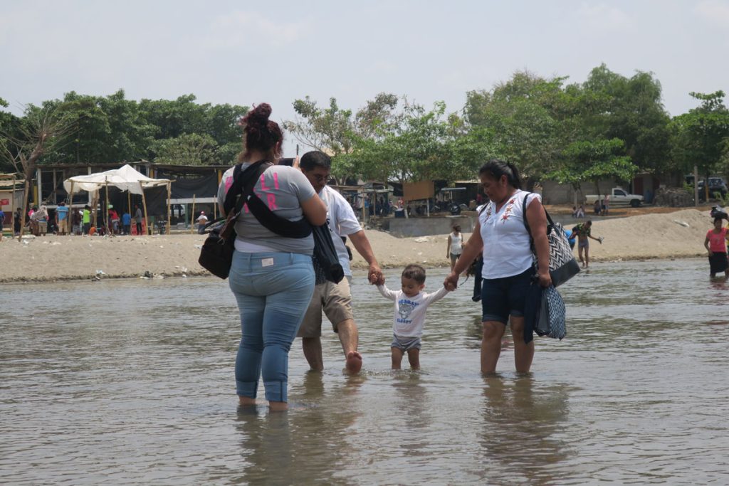 Río Suchiate, una frontera convertida en peculiar cruce de mercancías