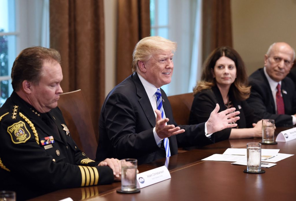 El presidente Trump lidera la mesa redonda sobre el estado santuario de California