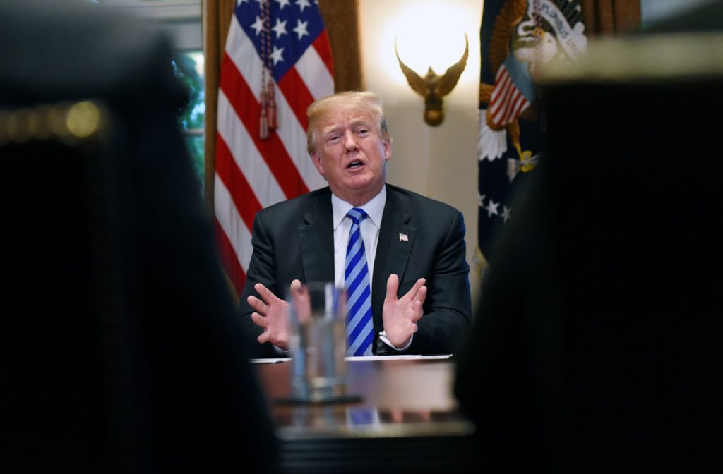 El presidente Trump lidera la mesa redonda sobre el estado santuario de California