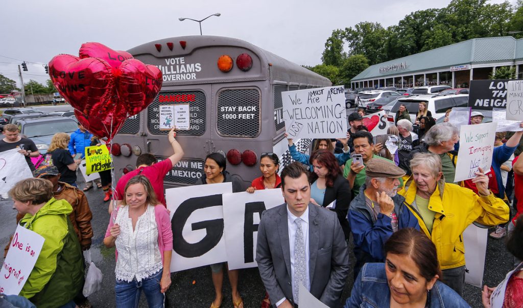 El candidato a gobernador de Georgia Michael Williams aparece en una parada del 'Deportation Bus Tour' en Clarkston