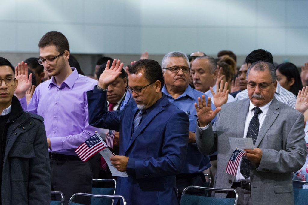 EL MIEDO A TRUMP DISPARA LAS NATURALIZACIONES DE INMIGRANTES