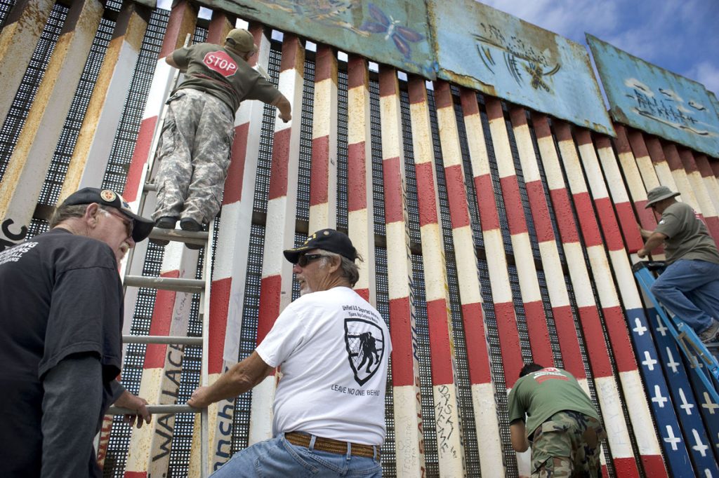 Mural en la frontera con bandera de EE.UU. al revés en la mira de autoridades