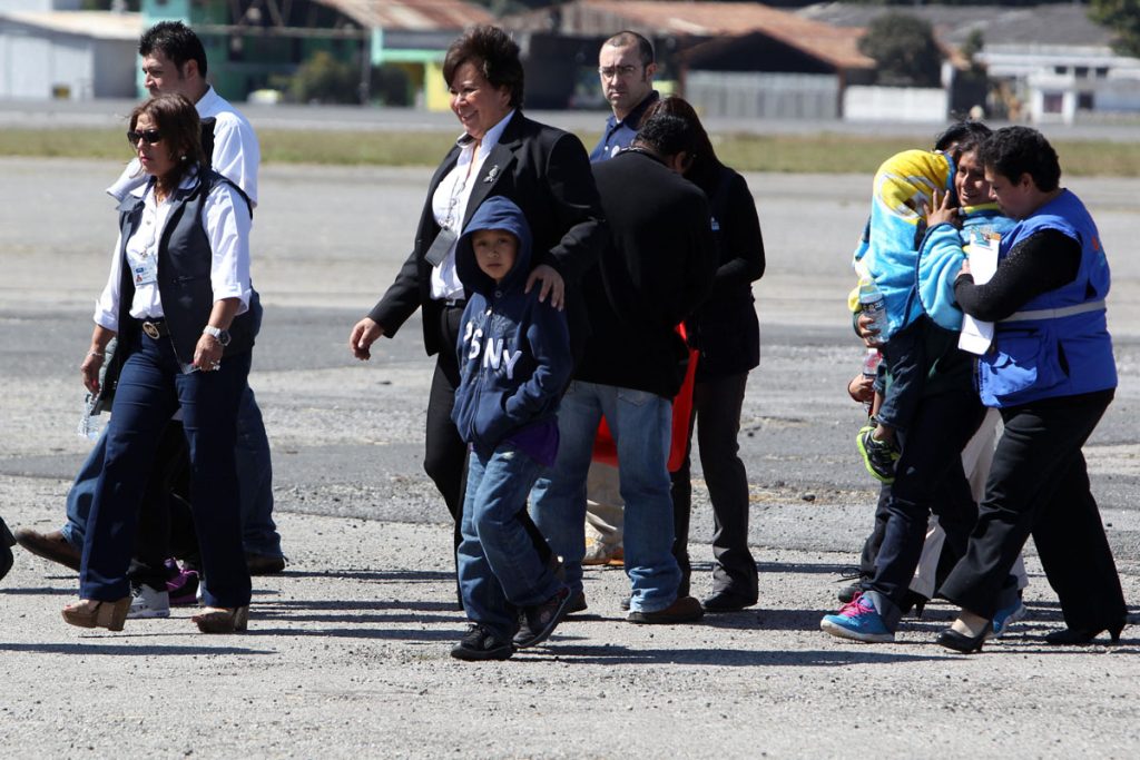 MIGRANTES DEPORTADOS RETORNAN A GUATEMALA TRAS REDADAS EN EE.UU.