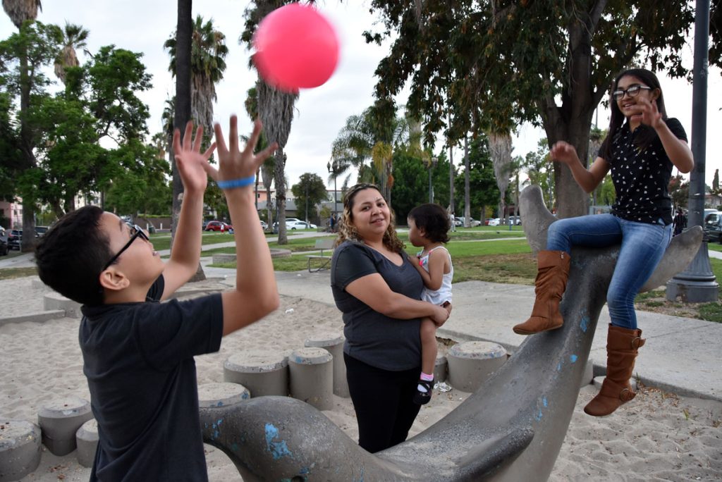 Hermanos guatemaltecos celebran asilo en EE.UU. tras años de temor