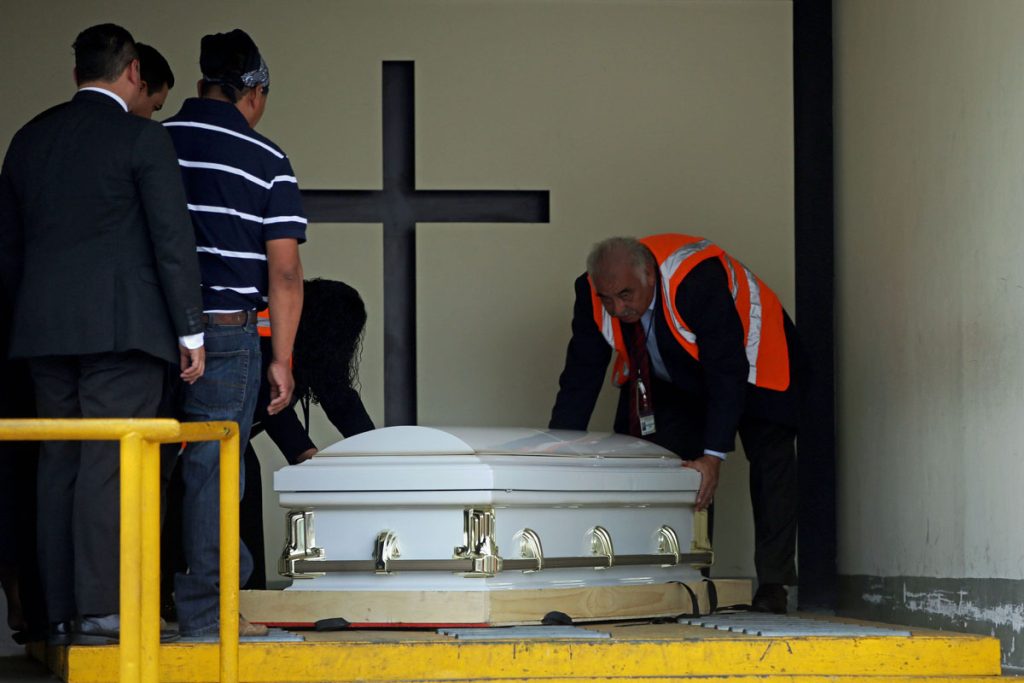 FAMILIARES RECIBEN RESTOS DE JOVEN GUATEMALTECA MUERTA EN OPERATIVO DE PATRULLA FRONTERIZA DE EEUU