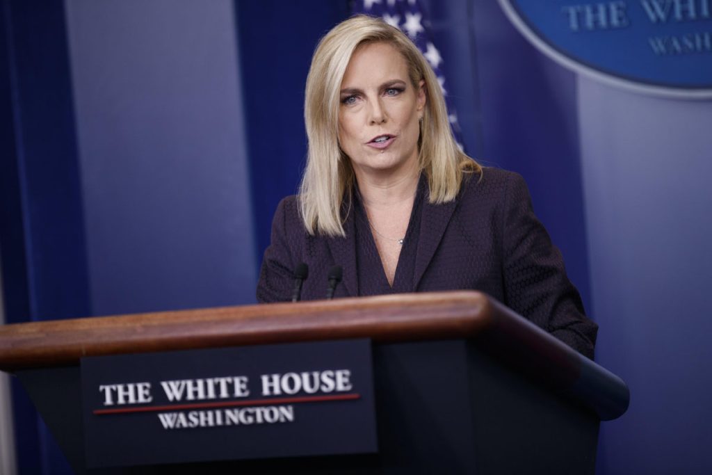 Secretaria de Seguridad Nacional, Kirstjen Nielsen, habla en sesión informativa diaria de la Casa Blanca
