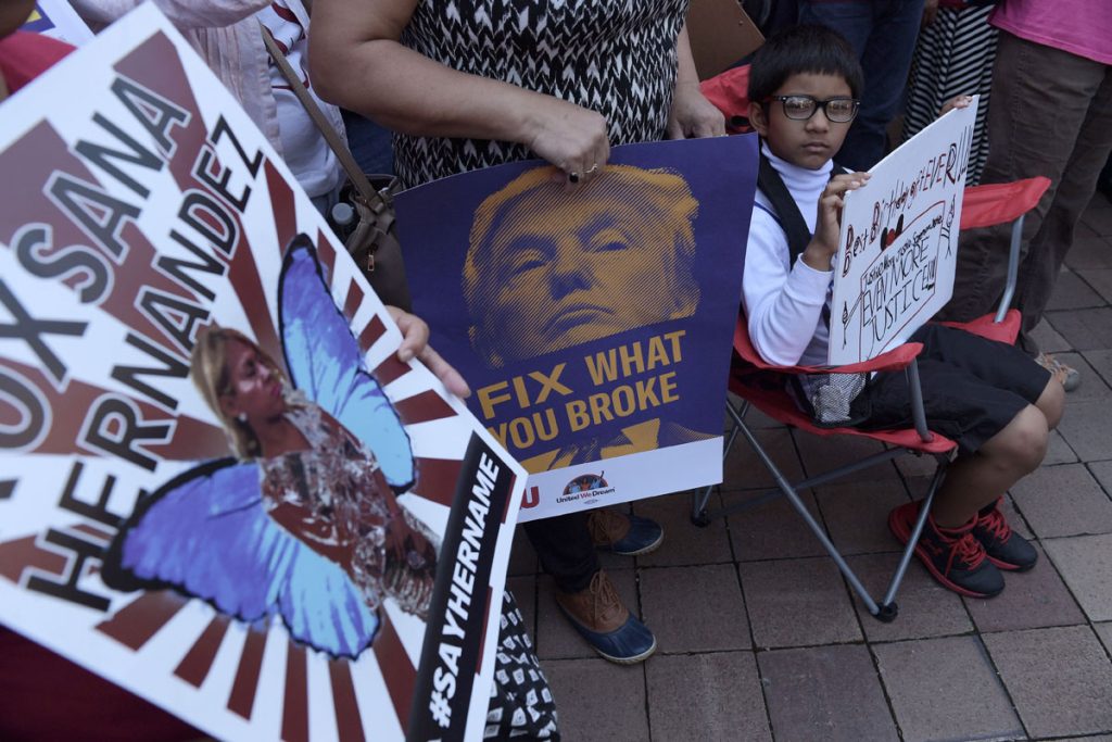 Miles piden a Trump revocar separación de niños de sus padres en la frontera