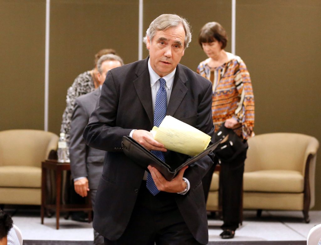 El senador estadounidense Jeff Merkley visita Birmania