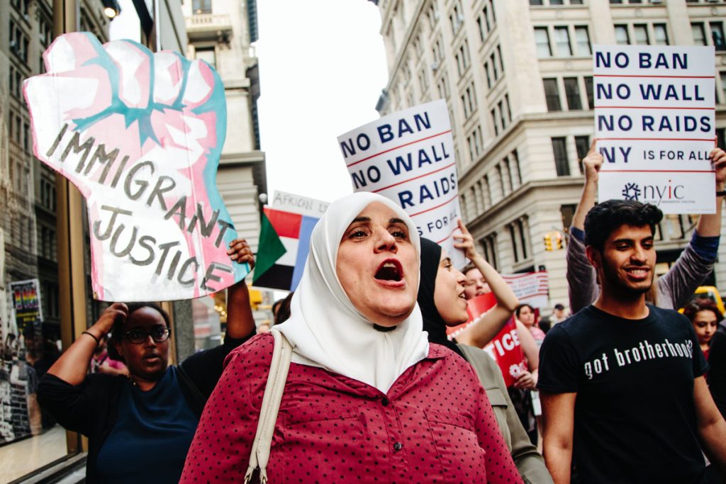 CIENTOS DE PERSONAS PROTESTAN EN NUEVA YORK POR EL VETO A MUSULMANES Y REFUGIADOS