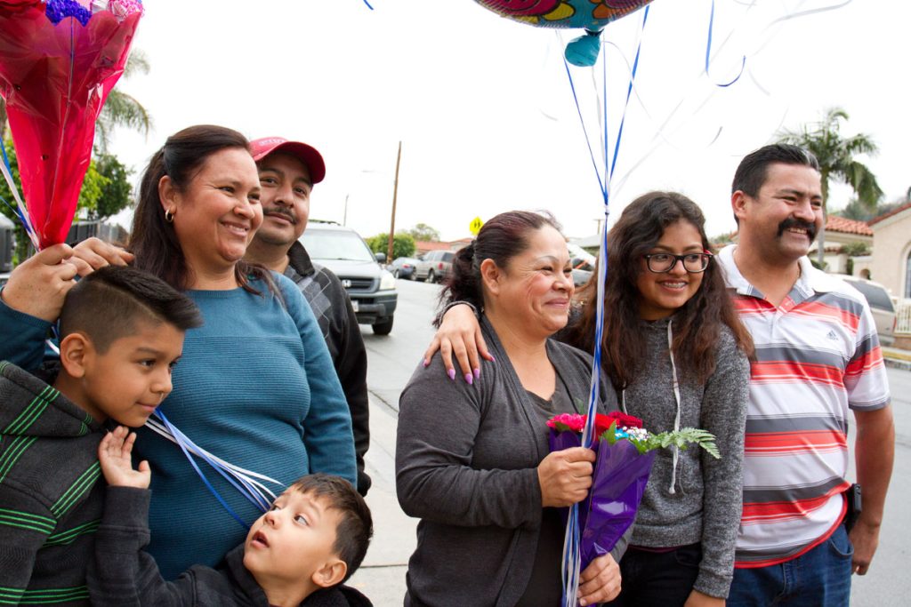 MIGRANTES MEXICANOS SE REÚNEN CON SUS PADRES TRAS DÉCADAS DE SEPARACIÓN