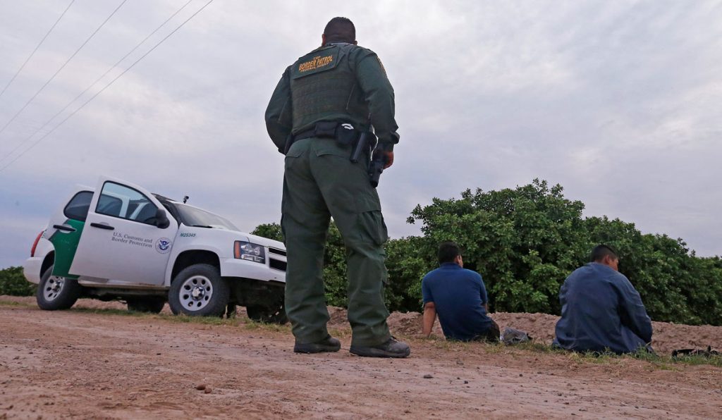 Agentes fronterizos de Estados Unidos detienen a dos sospechosos en la frontera con México