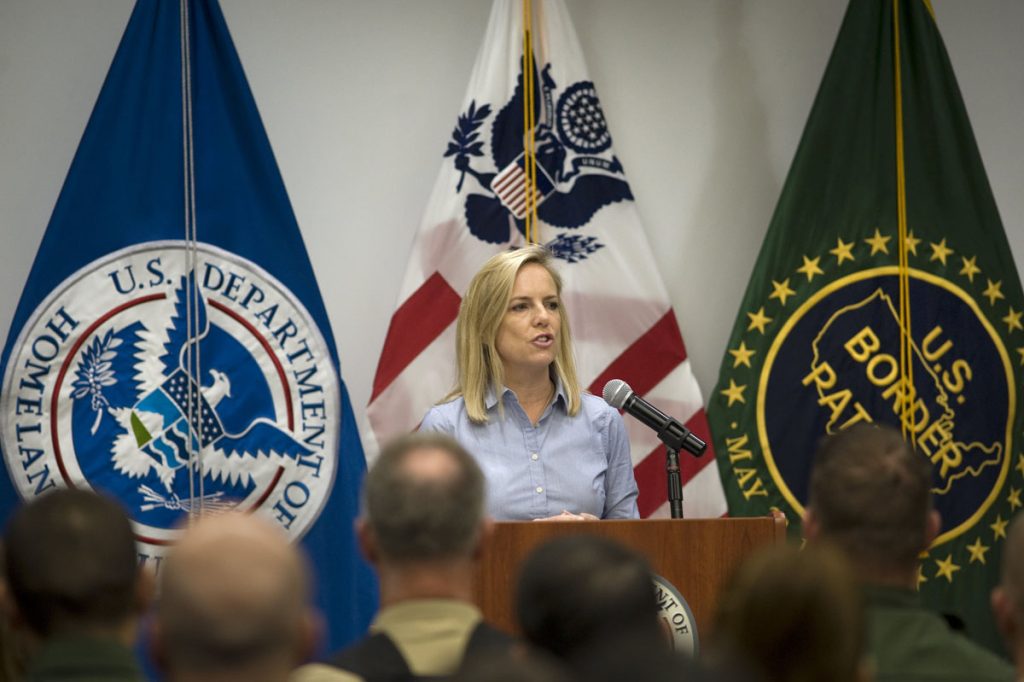 Secretaria del Departamento de Seguridad de Estados Unidos visita estación de patrulla fronteriza
