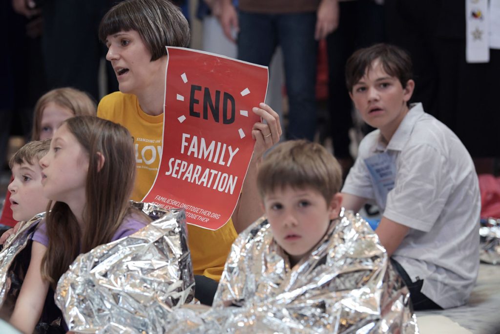 Niños piden ante Senado de EEUU acabar con separaciones de familias migrantes