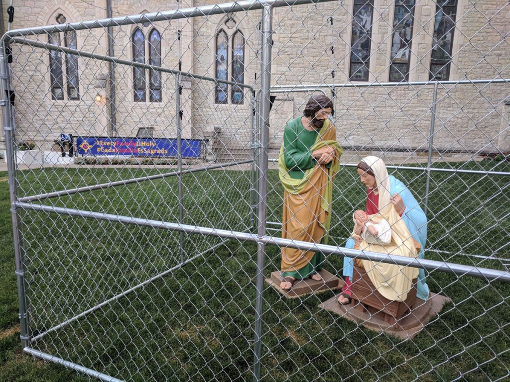 Iglesia "detiene" al niño Jesús en protesta por política migratoria de Trump