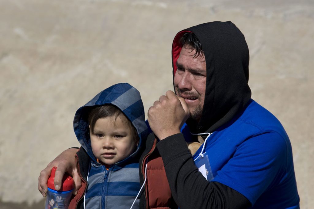 Cientos de familias se abrazan en la frontera con mensaje de unión a Trump