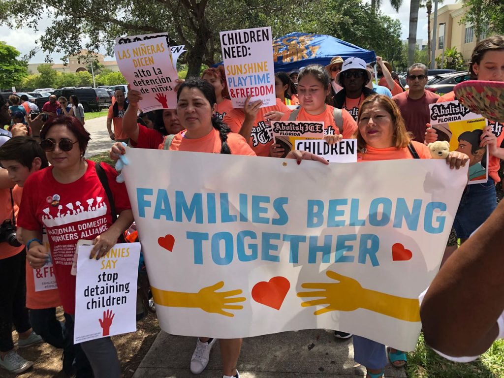 Niñeras y familias protestan contra políticas de detención familiar de Trump