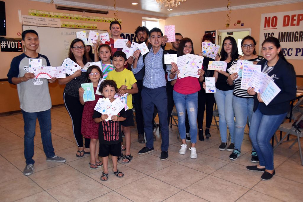 Cartas de "esperanza" de jóvenes indocumentados a menores detenidos por Trump