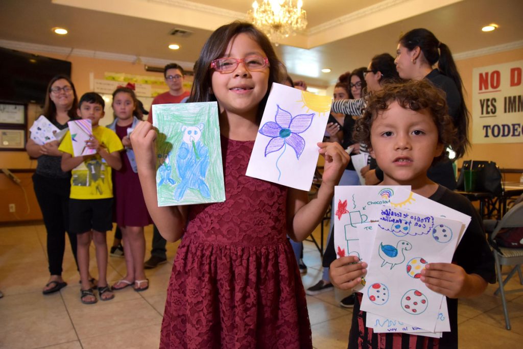 Cartas de "esperanza" de jóvenes indocumentados a menores detenidos por Trump