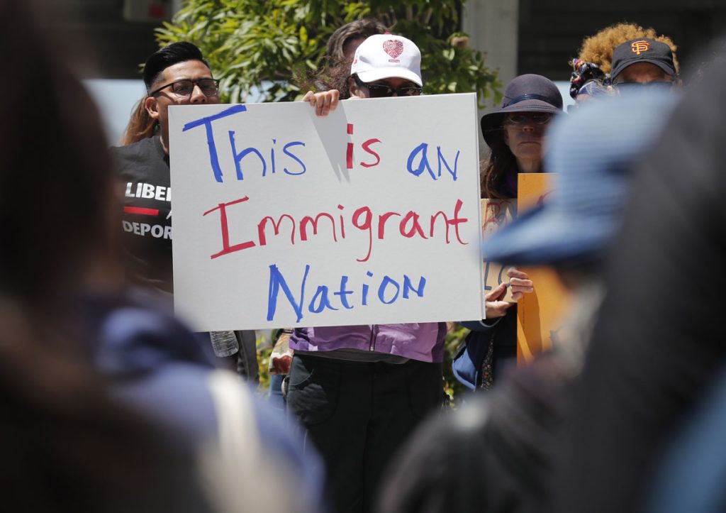 Protesta contra política de inmigración de Trump en centro de detención ICE en Richmond, California