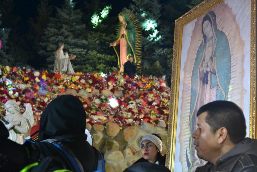 DEVOTOS ASISTEN AL SANTUARIO DE LA VIRGEN DE GUADALUPE EN DES PLAINES