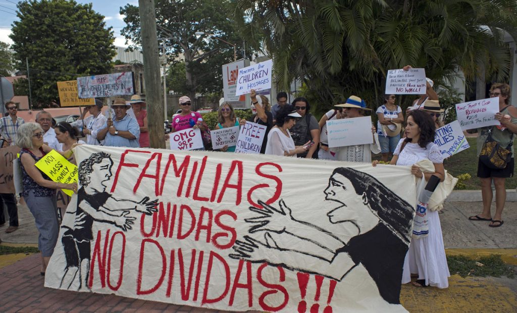 Activistas protestan frente a consulado estadounidense en el estado de Yucatán