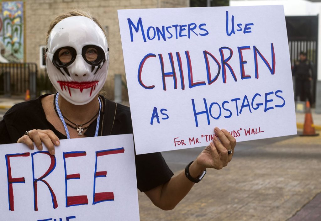 Activistas protestan frente a consulado estadounidense en el estado de Yucatán
