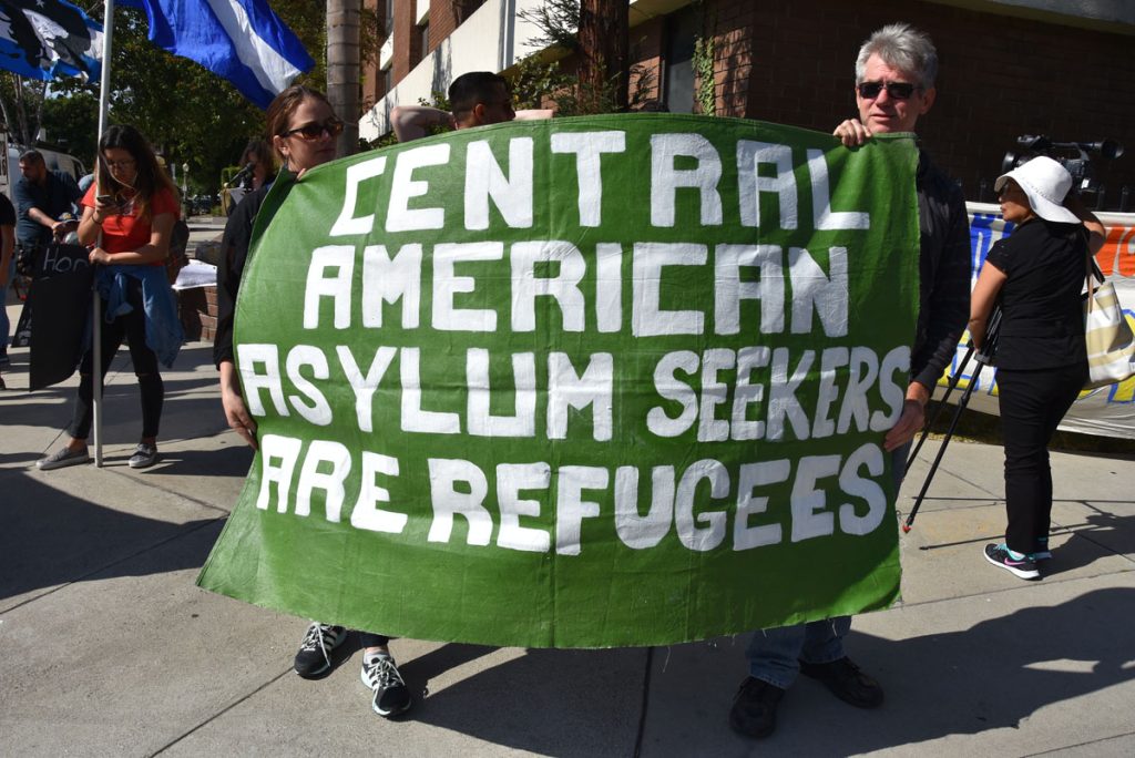 DEFENSORES DE MENORES INMIGRANTES PROTESTARON CONTRA CLINTON EN LOS ÁNGELES