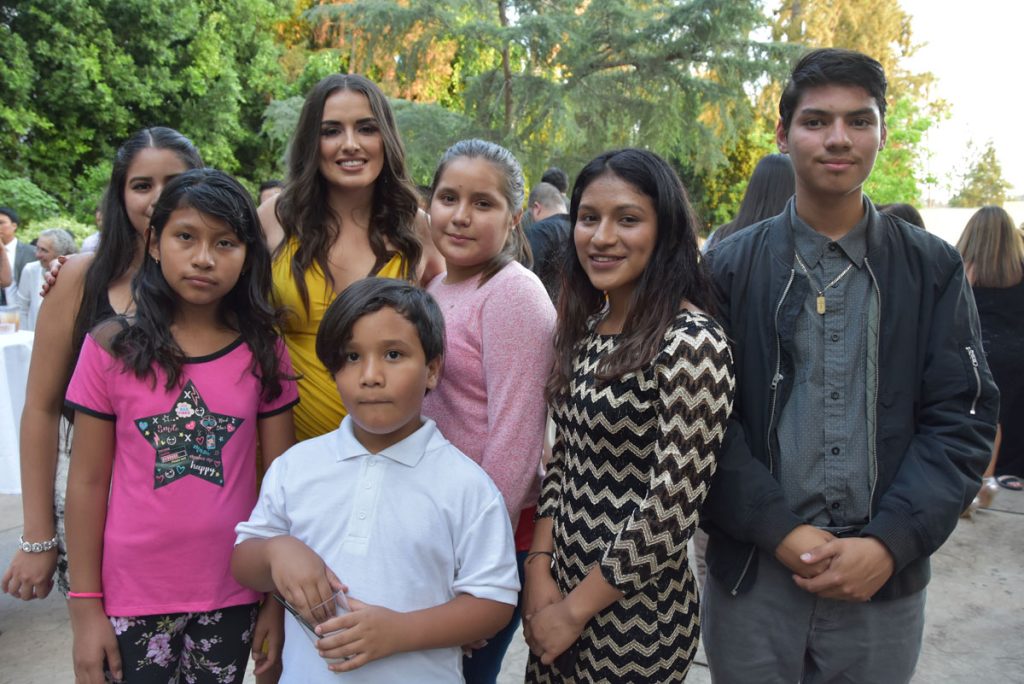 Estrellas de Hollywood se alinean a favor de inmigrantes en fiesta de gala