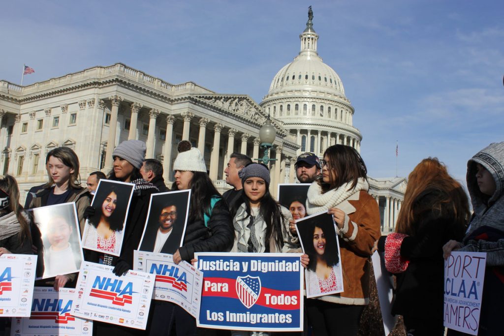 Líderes latinos abogan por solución inmediata y piden fin de juegos políticos