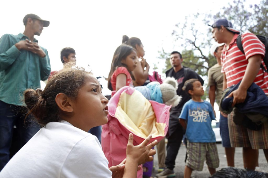 Mujeres, niños y mayores muestran el rostro más amargo de caravana migrante
