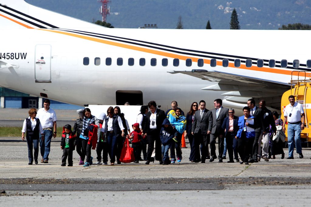 MIGRANTES DEPORTADOS RETORNAN A GUATEMALA TRAS REDADAS EN EE.UU.