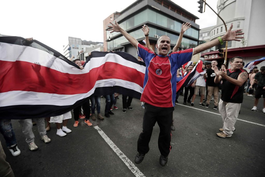 Costarricenses protestan violentamente contra ingreso de nicaragüenses