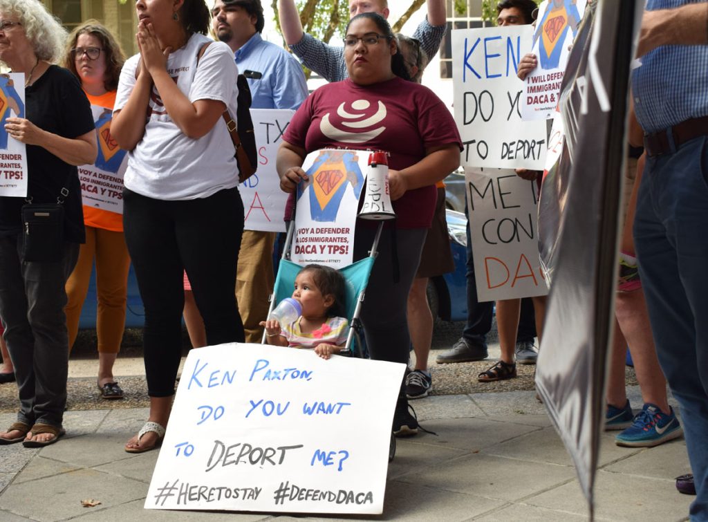 "Dreamers" piden al fiscal general de Texas que retire la amenaza contra DACA