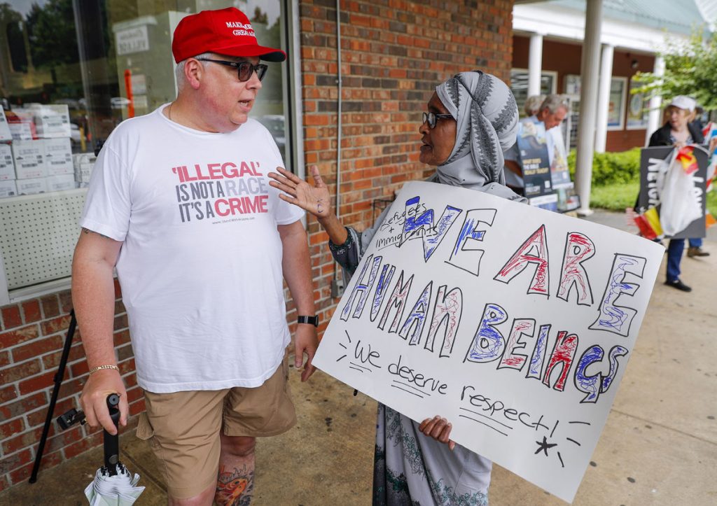 El candidato a gobernador de Georgia Michael Williams aparece en una parada del 'Deportation Bus Tour' en Clarkston