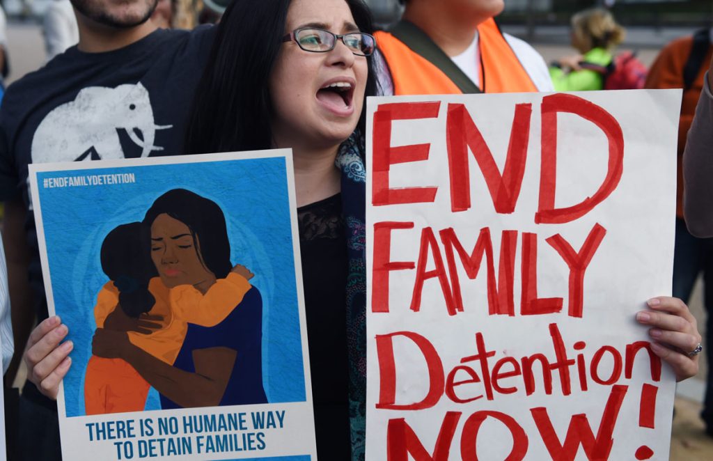 INMIGRANTES SE MANIFIESTAN PARA PEDIR A OBAMA QUE CIERRE CENTROS DE DETENCIÓN