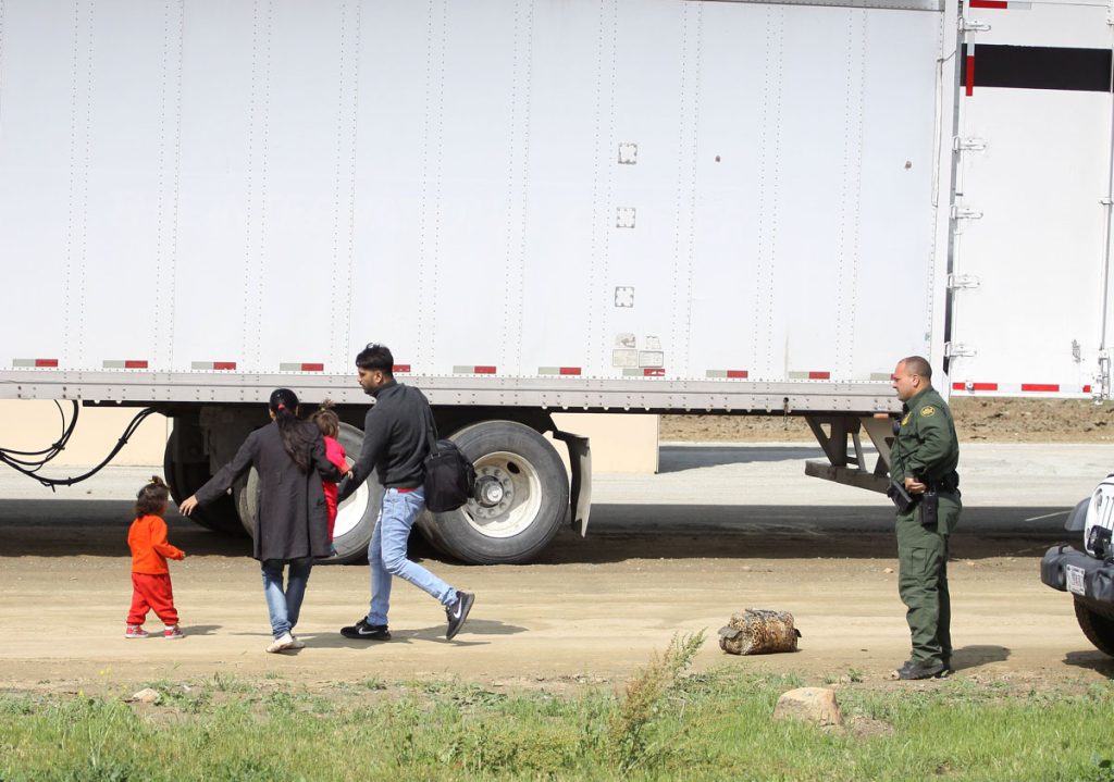 Trump visita la frontera en un momento delicado para la relación con México