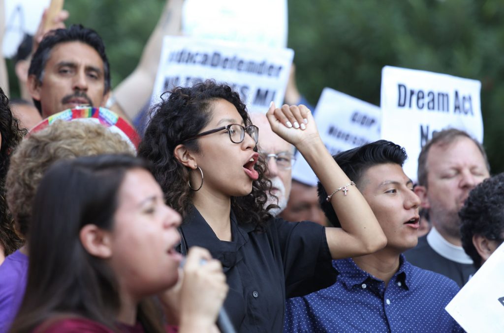 Jóvenes indocumentados salen a las calles a "dar la cara" por fin de DACA
