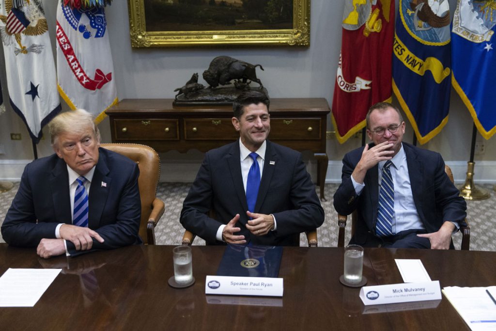 El presidente Donald Trump se reúne con bancada republicana