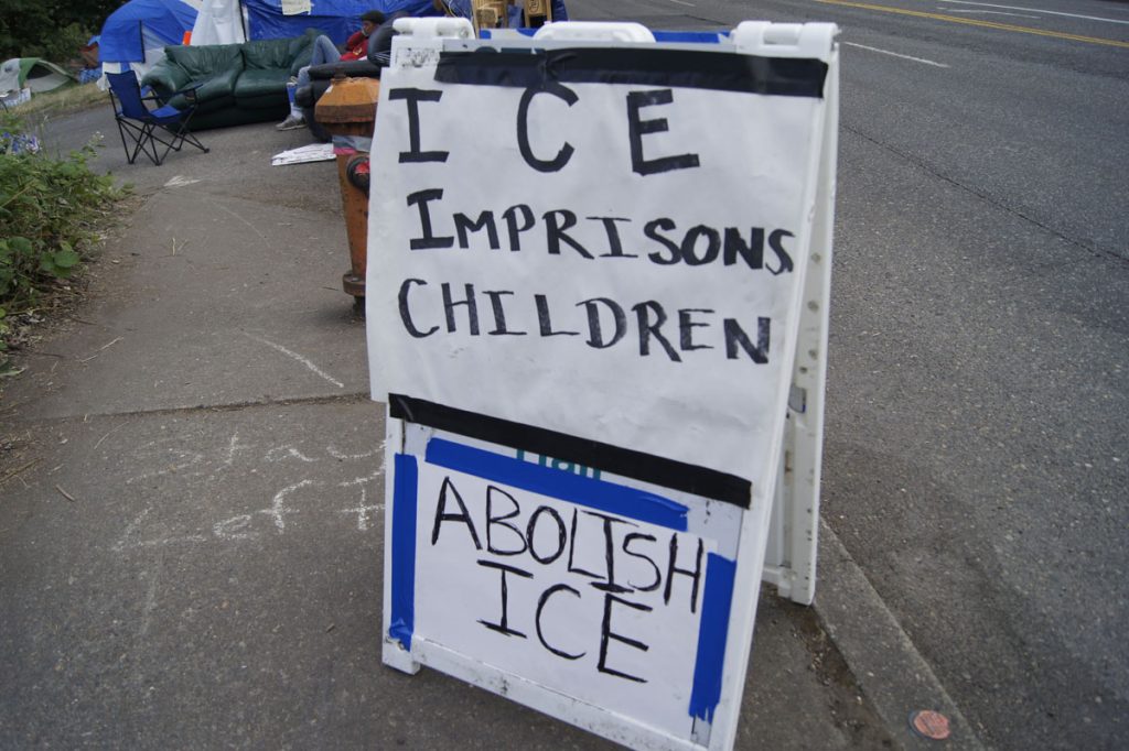 La "ciudad" del movimiento Ocupa ICE en Portland resiste a amenazas federales