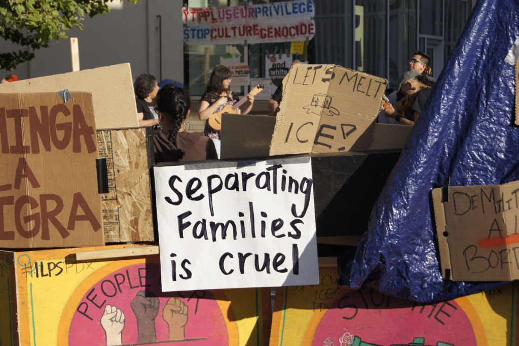 La "ciudad" del movimiento Ocupa ICE en Portland resiste a amenazas federales