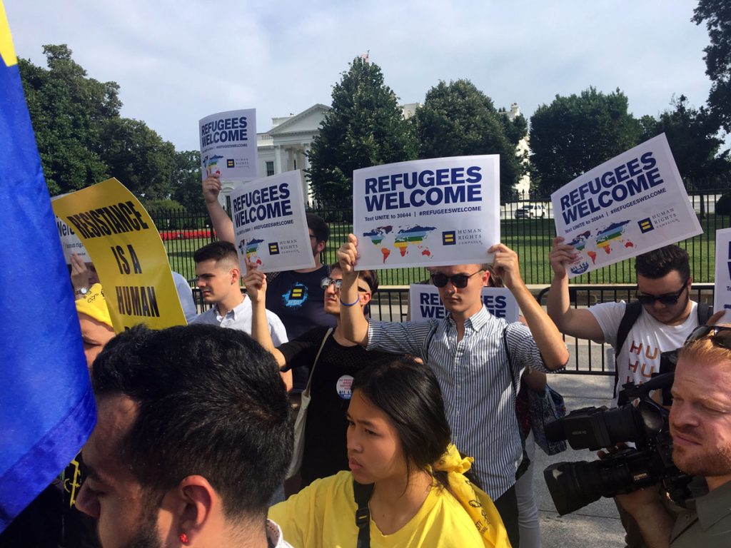 Activistas protestan contra Trump ante la Casa Blanca en el Día de Refugiados