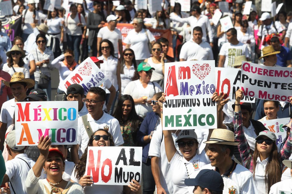 Miles de mexicanos marchan por la unidad nacional ante ataques de Trump