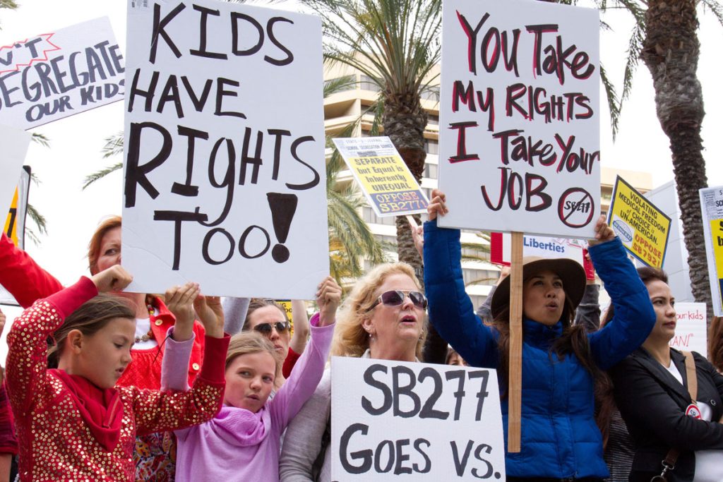 MADRES HISPANAS PROTESTAN CONTRA PROYECTO SOBRE VACUNACIÓN EN CALIFORNIA