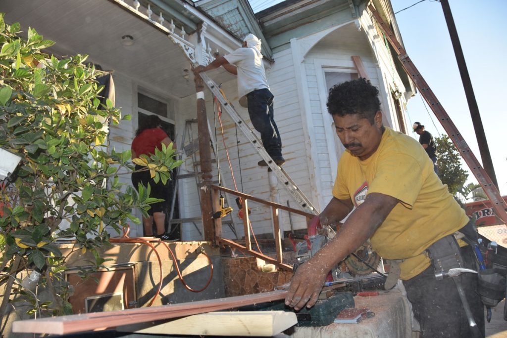 Vecinos agradecidos restauran gratis casa centenaria en Los Ángeles