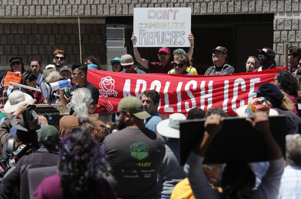 Protesta contra política de inmigración de Trump en centro de detención ICE en Richmond, California