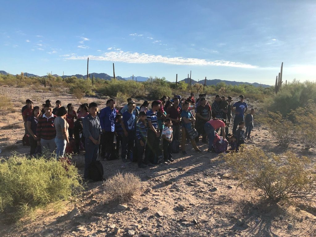 Patrulla Fronteriza de EEUU investiga paso de grandes grupos de migrantes