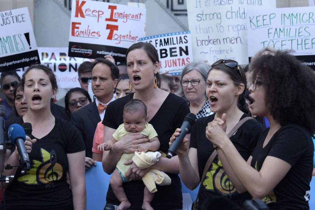 Miles piden a Trump revocar separación de niños de sus padres en la frontera