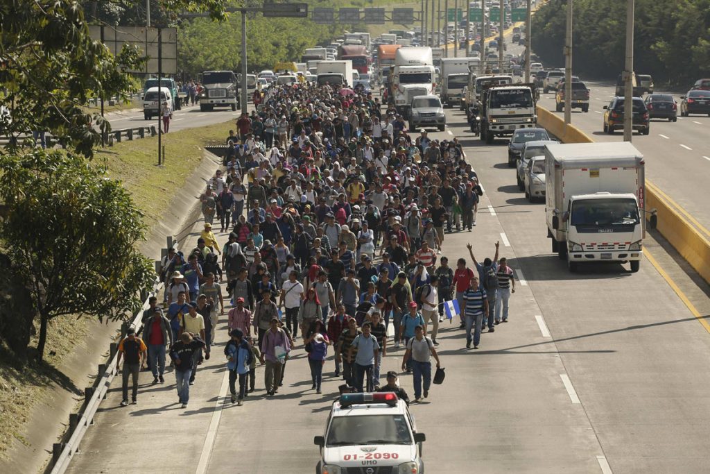 Una segunda caravana de salvadoreños migrantes sale con rumbo a EE.UU.