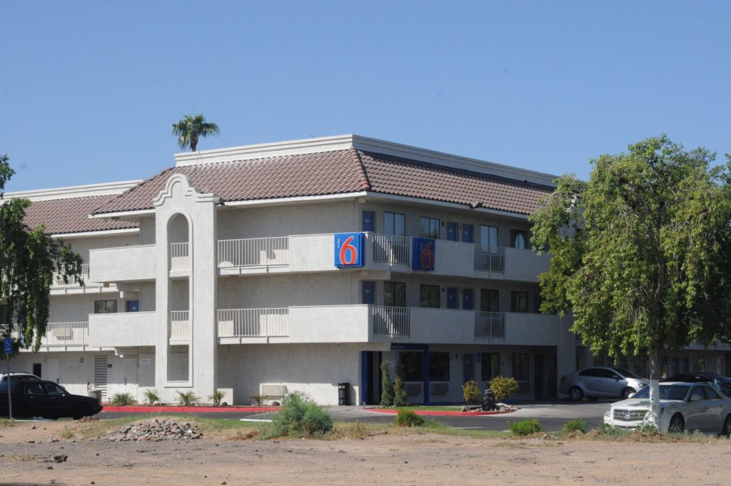 CONGRESISTAS Y ACTIVISTAS CONDENAN PRÁCTICAS "RACISTAS" DE MOTEL 6 EN ARIZONA
